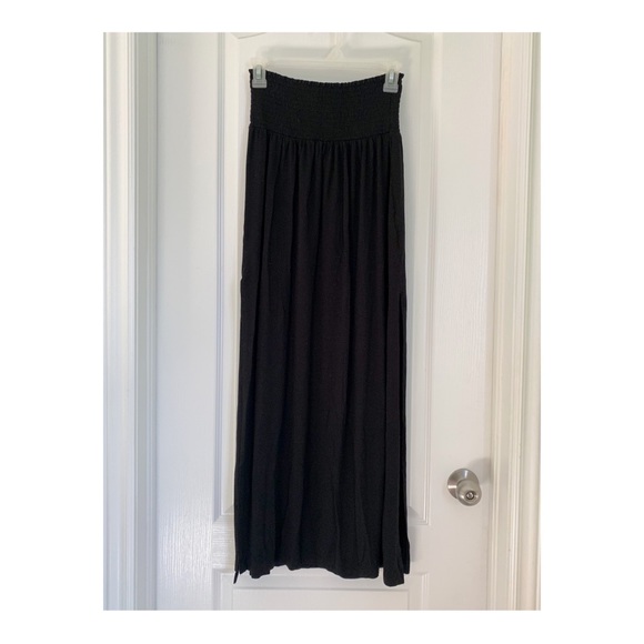 3/$20 🍑 H&M Black maxi skirt